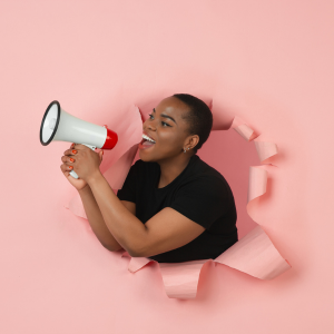 femme avec mégaphone
